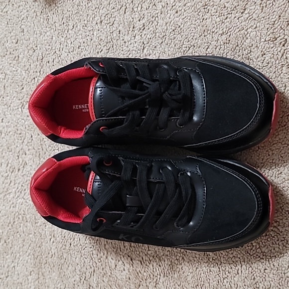 NWOT Kenneth Cole Boys Shoes Size 5 - Picture 1 of 3